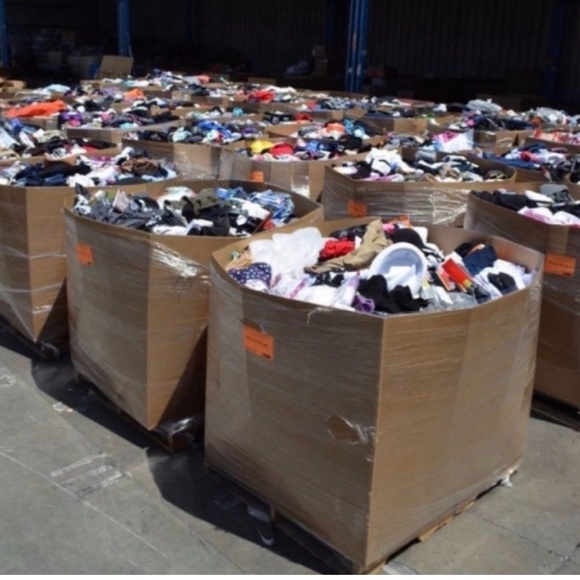 Target Other - 201 TO 300 GAP, EDDIE BAUER, COLUMBIA, LEVI, PUMA, DKNY, Adidas, AND MORE Palle
